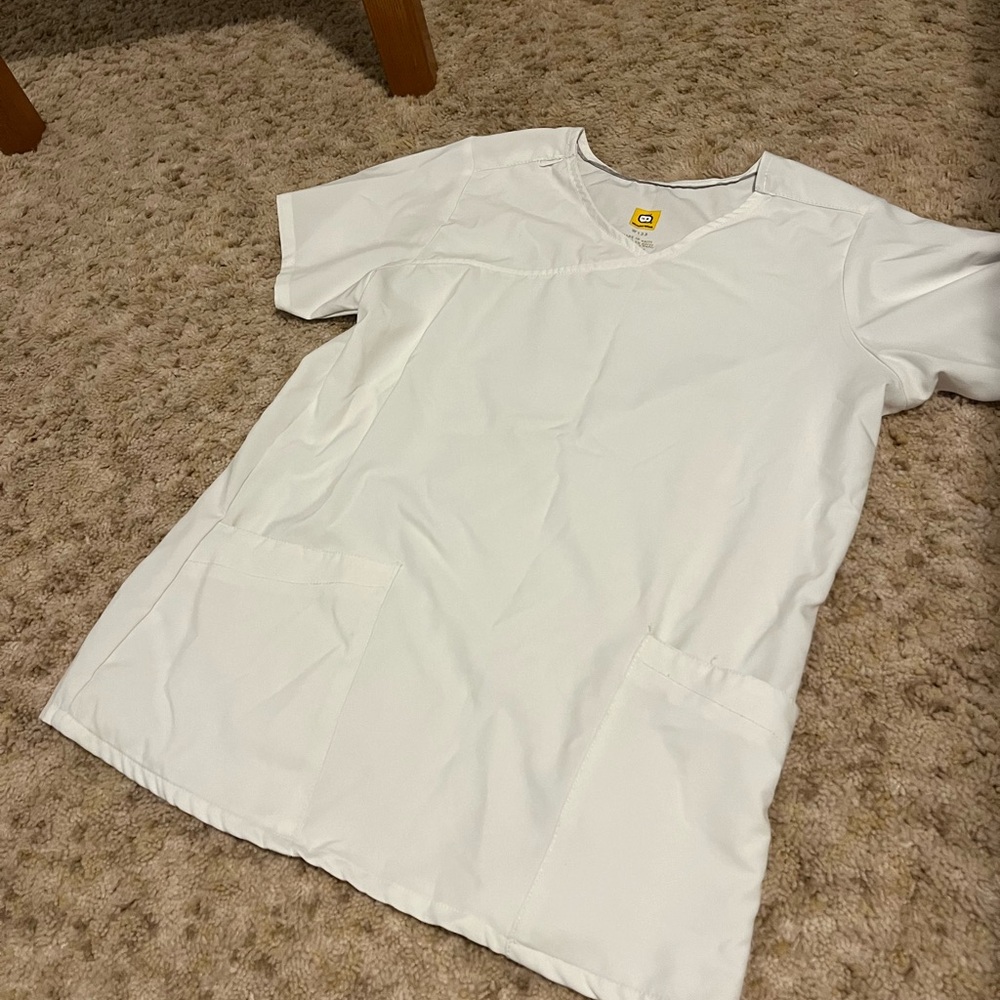 wonder wink size small white scrub top